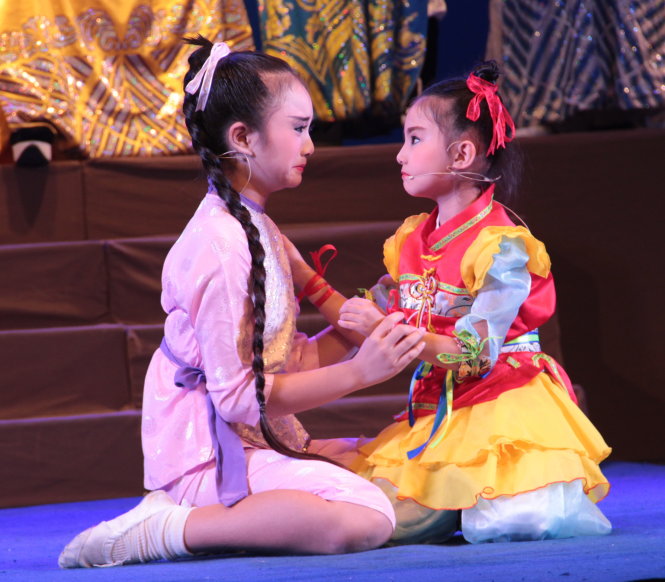 Bé Hồng Quyên (trái) và bé Thảo Trâm sẽ biểu diễn tiết mục Tấm Cám - Ảnh: Nguyễn Lộc