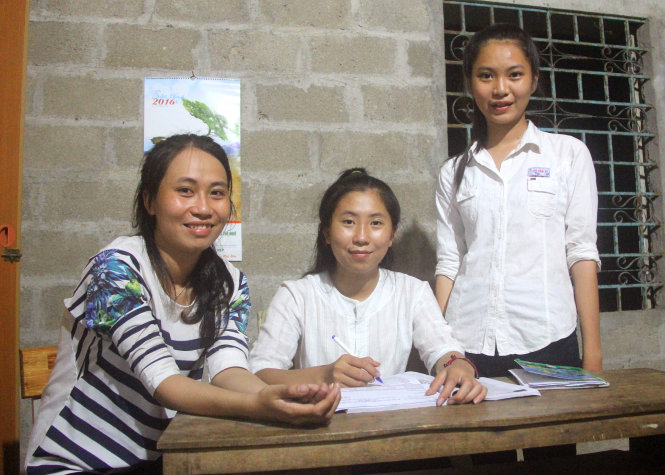 Dù khó khăn nhưng ba chị em Thảo Nguyên vẫn quyết tâm học giỏi để thực hiện mơ ước của mình
  - Ảnh: N.LINH