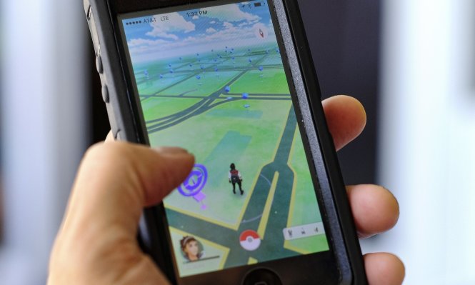 Người chơi dùng bản đồ định vị GPS trên smartphone để tìm vị trí các loại thú cưng Pokémon trú ẩn và bắt chúng - Ảnh: The Guardian