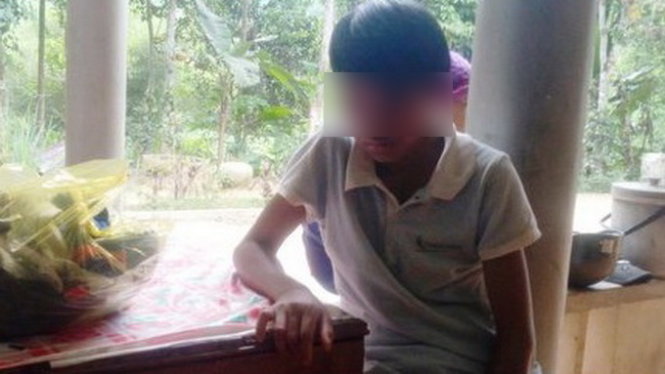 Em Hồng Văn Cầu kể lại chuyện trốn khỏi bãi vàng. Ảnh: LÊ TRUNG