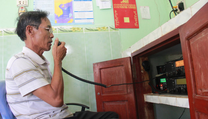 Ông Trúc vẫn đang cố gắng nối liên lạc với tàu QNg 95011 nhưng không thành - Ảnh: TRẦN MAI