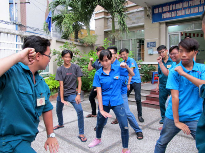 Các bạn trẻ “chưa ngoan” P.15, Q.Bình Thạnh (TP.HCM) trải nghiệm chương trình “Một ngày làm chiến sĩ dân quân tự vệ” - Ảnh: K.ANH