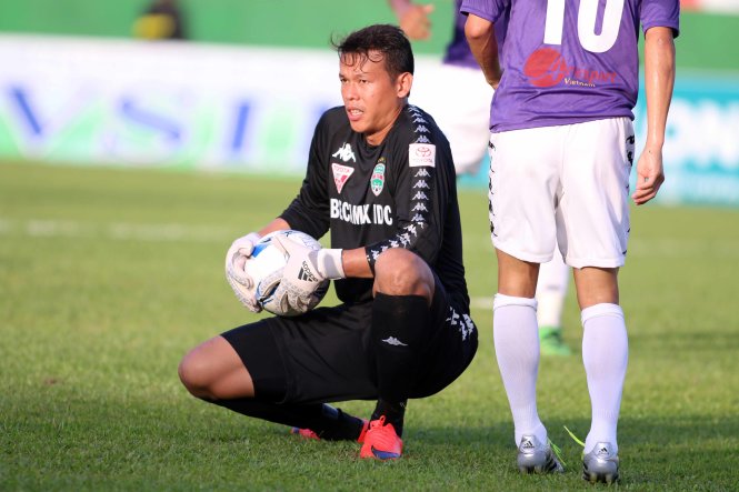 Thủ môn Tấn Trường (B.Bình Dương) thất vọng sau một bàn thua trong trận thua Hà Nội T&T 4-5 ở vòng 15 V-League 2016 - Ảnh: N.K.