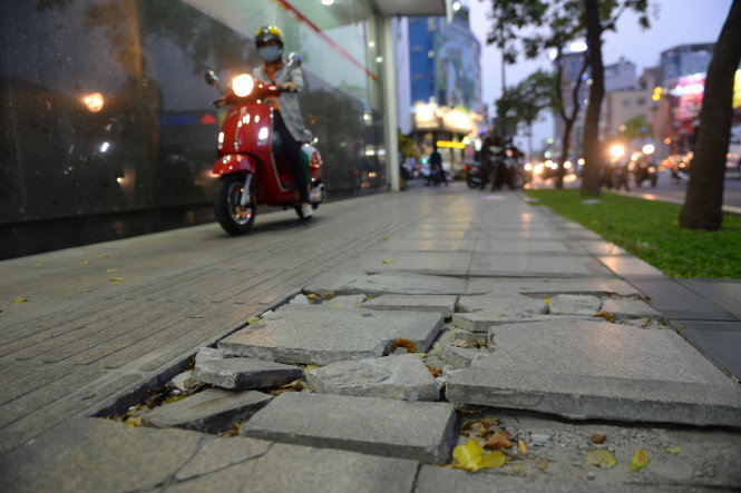 Đá granit lót trên vỉa hè đường Nam Kỳ Khởi Nghĩa, TP.HCM nhiều đoạn bị xuống cấp nghiêm trọng - Ảnh: Hữu Khoa