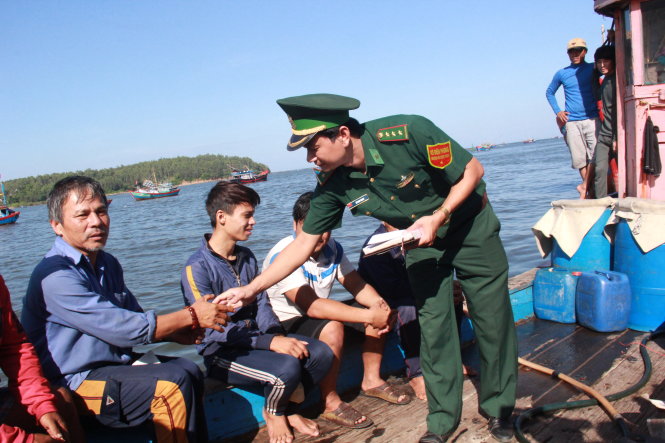 Những ngư dân trong vụ chìm tàu ở Hoàng Sa đã trở về - Ảnh: TRẦN MAI