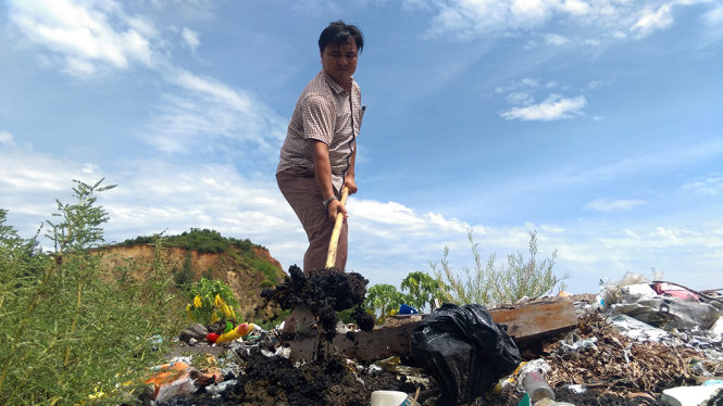Bùn bán của Formoa được chôn lấp ở bãi rác Thiên Cầm được đào lễn đen ngòm - Ảnh: VĂN ĐỊNH