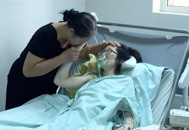 Chị Đ.T.H.T., người phụ nữ đã quên bản thân mình để đón con trai chào đời và mẹ chị. Mẹ chị đã có gần 10 tuần lo sợ cho tính mạng của con gái và cháu - Ảnh: L.ANH