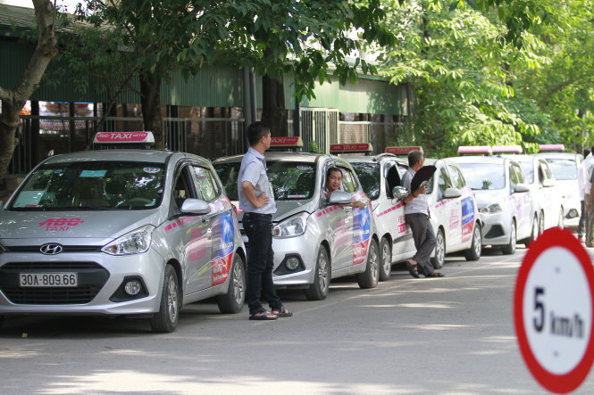 Lãnh đạo Bệnh viện Nhi T.Ư đã cam kết sẽ “mở cửa” cho 2-3 hãng taxi và xe cấp cứu vào cung cấp dịch vụ vận chuyển, không để Hãng xe ABC độc quyền - Ảnh: NAM TRẦN