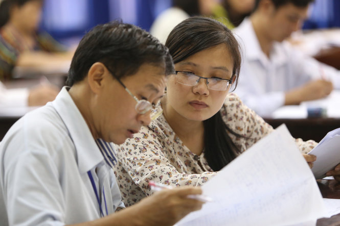 Cán bộ chấm thi thảo luận thống nhất điểm chấm thi môn tự luận tại hội đồng chấm thi Trường ĐH Sài Gòn
