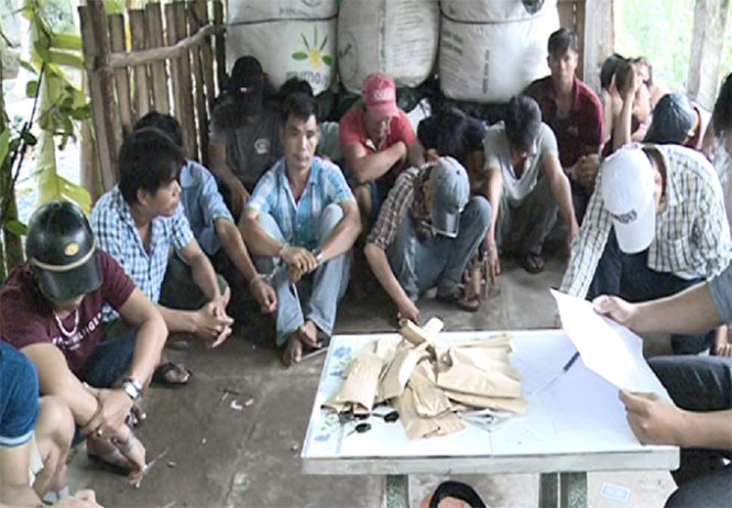 Các đối tượng cùng tang vật bị bắt giữ - Ảnh: TRỌNG TÍN