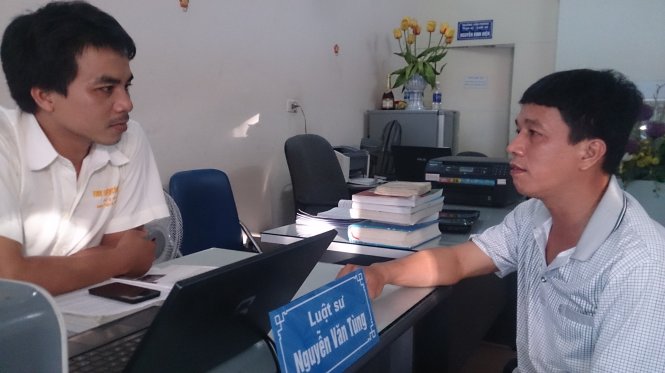 Ông Trần Nam Hạnh (phải) thuê luật sư bào chữa cho người đã làm hại con mình - Ảnh: V.T.