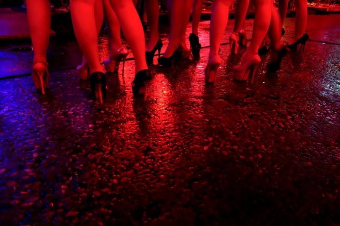 Trên một phố đèn đỏ ở Bangkok - Ảnh: Reuters