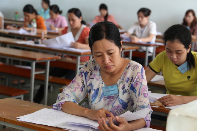 Chấm thi THPT quốc gia năm 2016 tại một trường ĐH ở TP.HCM - Ảnh: NHƯ HÙNG