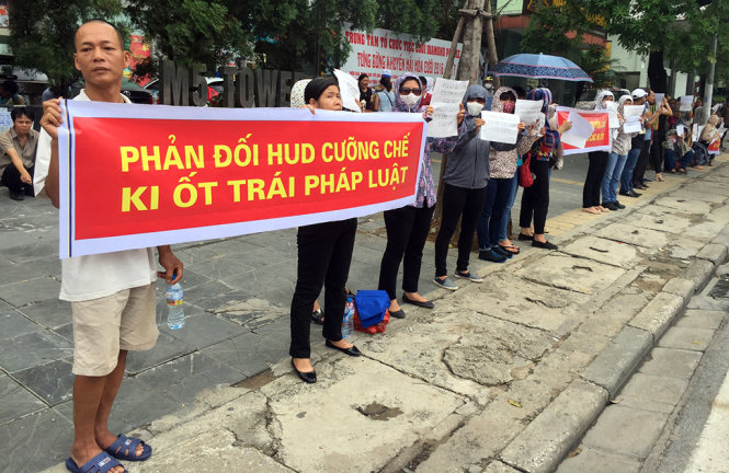 Tiểu thương tụ tập trước trụ sở của HUD phản đối việc tăng giá thuê ki-ốt