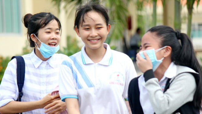 Thí sinh rời phòng thi tại điểm thi Trường THPT chuyên Bến Tre, TP Bến Tre sau khi thi môn văn - Ảnh: MẬU TRƯỜNG