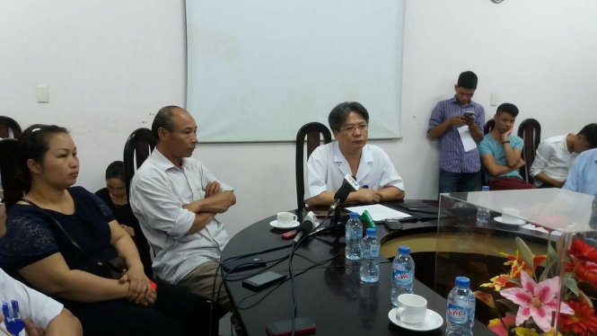 Bệnh viện gặp báo chí sáng nay 20-7, ông Giang áo trắng ở giữa ảnh, ngồi bên cạnh là anh trai bệnh nhân - Ảnh: THÚY ANH