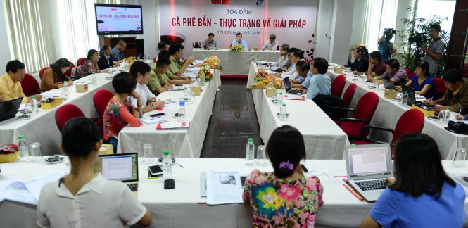 Quang cảnh buổi tọa đàm Cà phê bẩn - Thực trạng và giải pháp tại tòa soạn báo Tuổi Trẻ sáng 20-7 - Ảnh: QUANG ĐỊNH