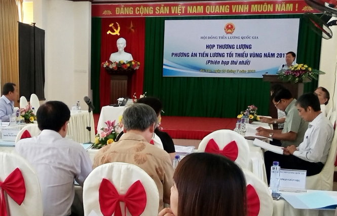 Các đại biểu thuộc Hội đồng tiền lương Quốc gia tổ chức họp phiên thứ nhất về phương án tiền lương tối thiểu vùng năm 2017 - Ảnh: TIẾN THẮNG