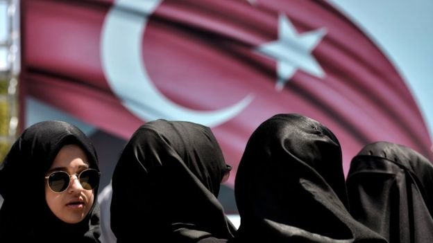 Những người ủng hộ tổng thống Erdogan vẫn tiếp tục các cuộc biểu tình phản đối đảo chính - Ảnh: AFP
