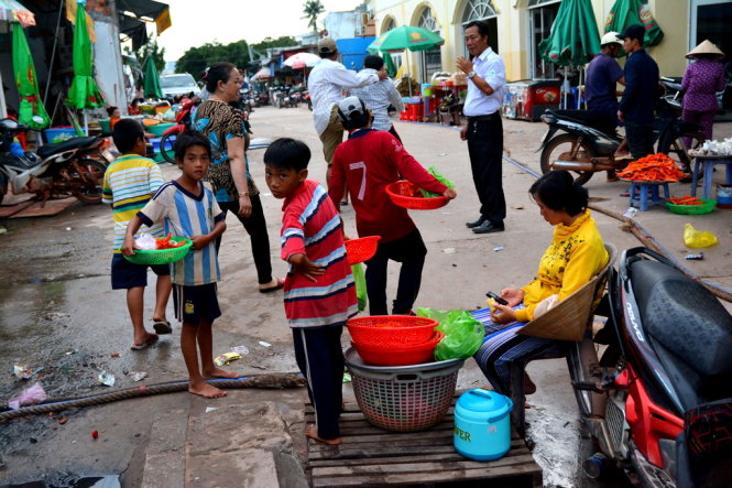 Những em trai lớp 5 cũng đi bán hàng giúp bố mẹ - Ảnh: Phạm Tô Chiêm