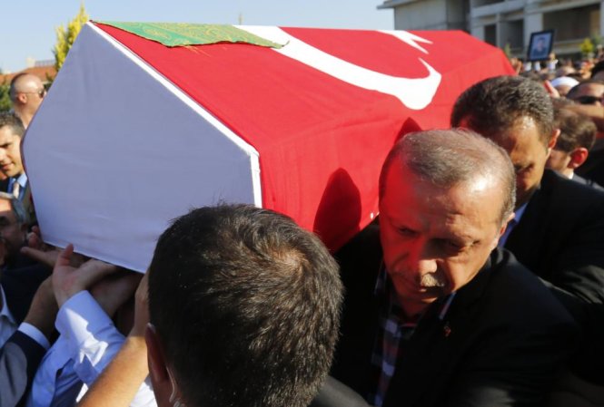 Ngày 17-7, Tổng thống Erdogan dự lễ tang một nạn nhân thiệt mạng trong cuộc đảo chính - Ảnh: Reuters