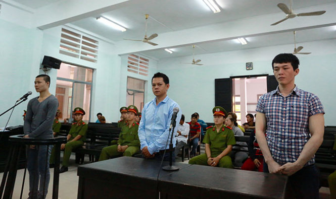 Ba bị cáo (từ trái qua phải): Lê Tấn Khoẻ, Lê Ngọc Tâm và Lê Minh Phát - Ảnh: Tiến Thành