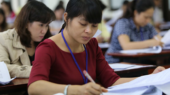 Cán bộ chấm thi đang chấm bài thi môn văn kỳ thi THPT quốc gia 2016 tại một hội đồng chấm thi ở TP.HCM - Ảnh: Như Hùng