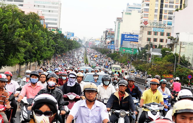 Xe chạy chen cứng trên đường Cộng Hòa - Ảnh: HỮU KHOA