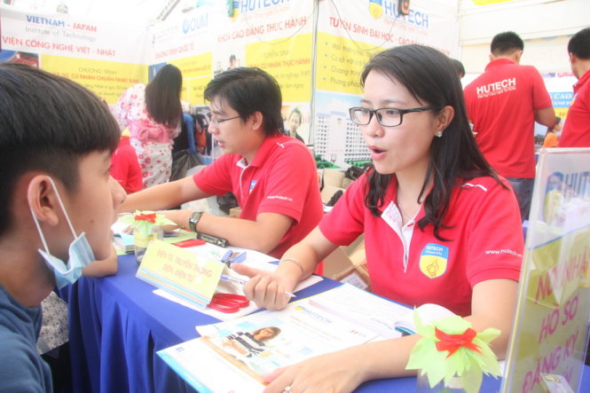 Thí sinh được tư vấn tại Ngày hội tư vấn xét tuyển ĐH, CĐ năm 2015 do báo Tuổi Trẻ tổ chức - Ảnh: TRẦN HUỲNH