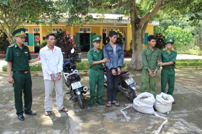 Hai đối tượng cùng tang vật bị đồn biên phòng Cù Bai bắt giữ - Ảnh: Đ.Đ