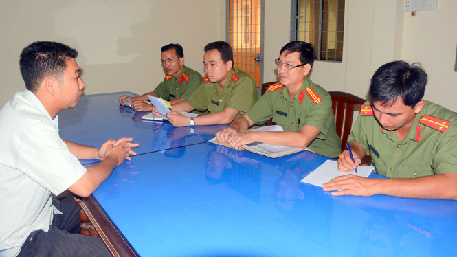 Công an đang làm việc với Võ Minh Nguyên - người tự xưng là công an Bến Tre trên chương trình truyền hình - Ảnh: Thanh Liêm