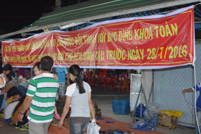 Băng rôn treo trước một gian hàng tại chợ đêm Dinh Cậu tối 23-7 - Ảnh: H.TRUNG