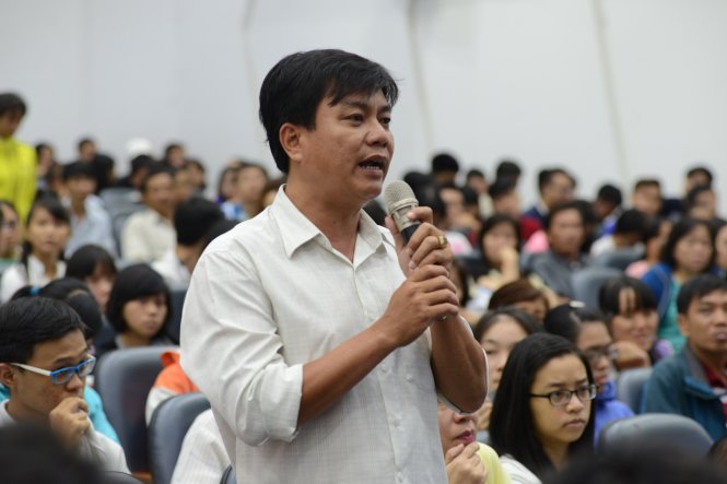 Một phụ huynh đặt câu hỏi cho hội đồng tư vấn - Ảnh: DUYÊN PHAN
