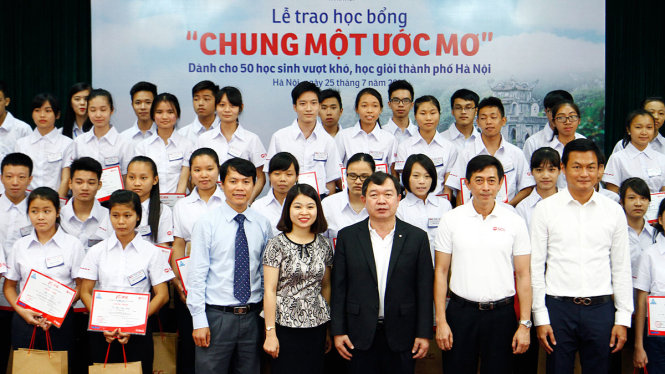 Ban tổ chức chụp hình lưu niệm cùng các học sinh được trao học bổng lần này - Ảnh: NAM TRẦN
