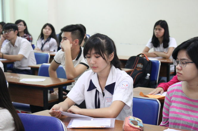 Thí sinh làm thủ tục dự thi THPT quốc gia 2016. Ảnh: M.G