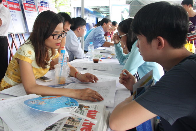 Thí sinh được tư vấn tại Ngày hội tư vấn xét tuyển ĐH, CĐ năm 2016 do báo Tuổi Trẻ tổ chức - Ảnh: TRẦN HUỲNH