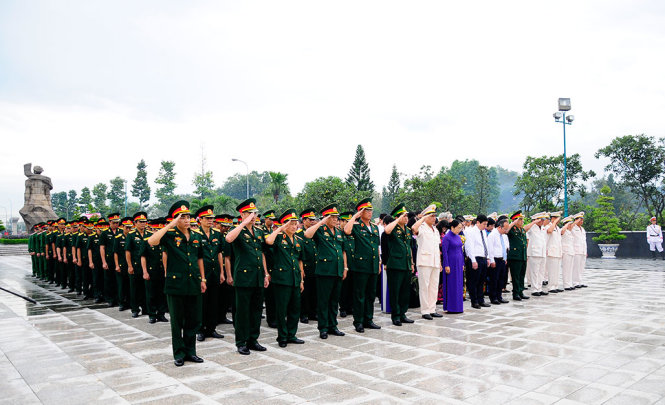 Lãnh đạo thành phố thắp hương viếng nghĩa trang liệt sĩ - Ảnh: H.M