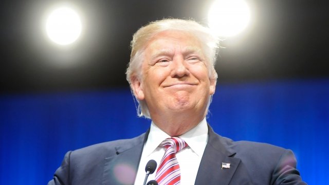 Ông Trump cổ vũ việc tin tặc tấn công email của đối thủ Hillary Clinton - Ảnh: USA Today