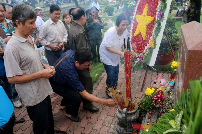 Thân nhân các liệt sĩ thắp hương tại nghĩa trang liệt sĩ TP.HCM ngày 27-7 - Ảnh: NGỌC HIỂN