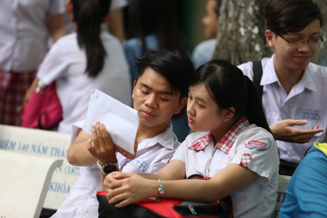 Thí sinh trao đổi bài trước giờ thi môn tiếng Anh kỳ thi THPT quốc gia tại điểm thi Trường THPT Gia Định thuộc cụm thi Trường ĐH KHXH&NV (ĐH Quốc gia TP.HCM) - Ảnh: NHƯ HÙNG