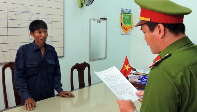 Phan Văn Giang nghe đọc lệnh khởi tố - Ảnh: QUỲNH GIANG