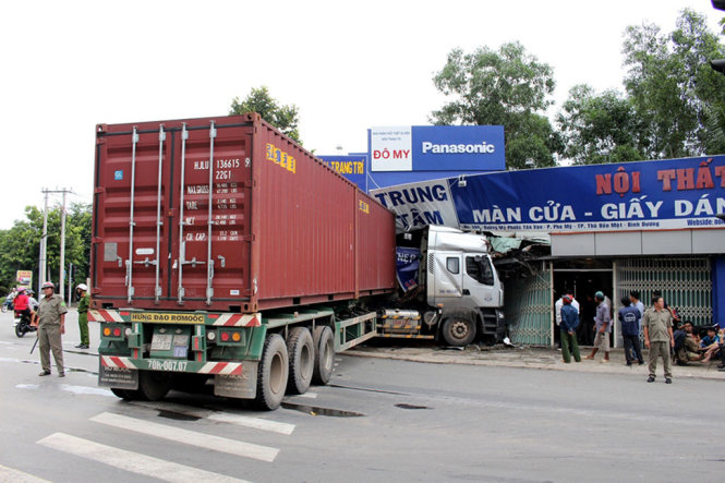 Hiện trường vụ tai nạn chiều 28-7 - Ảnh: ĐÌNH TRỌNG