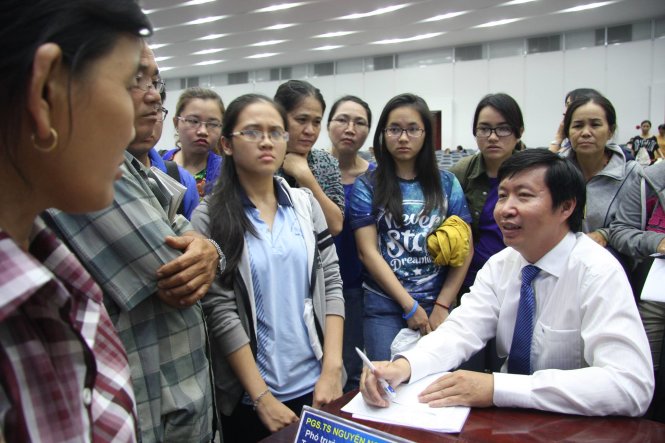 TS Nguyễn Ngọc Khôi, phó trưởng phòng đào tạo Trường ĐH Y dược TP.HCM, đang tư vấn cho thí sinh tại Ngày hội tư vấn xét tuyển ĐH, CĐ năm 2016 do báo Tuổi Trẻ tổ chức - Ảnh: Trần Huỳnh