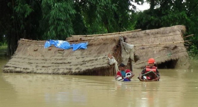Quân đội Nepal giải cứu người dân bị kẹt do lũ ở Nawalparasi - Ảnh: AFP