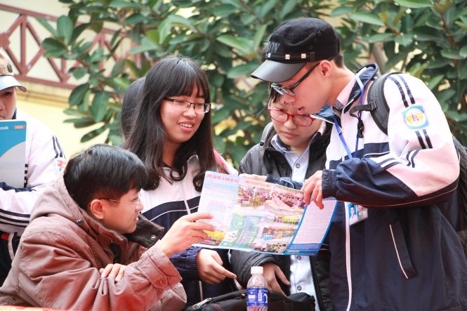 Học sinh Nghệ An tìm hiểu chọn ngành nghề tại ngày hội tư vấn tuyển sinh 2016 do Báo Tuổi trẻ tổ chức - Ảnh: DOÃN HÒA