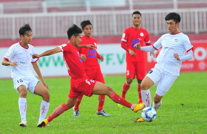 Đòi được món nợ thua Viettel (trắng) 0-2 ở lượt đi, đội TP.HCM sẽ đoạt ngôi vô địch và suất thăng hạng chuyên nghiệp trước ba vòng đấu. Ảnh: S.H