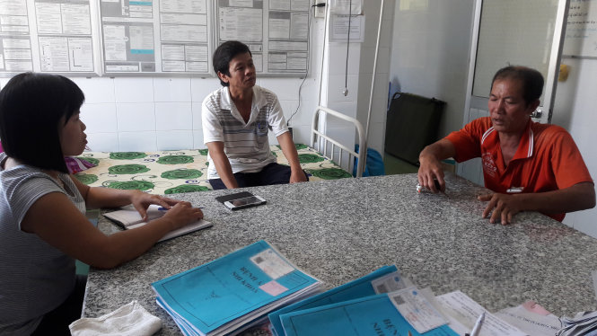 Ông Danh (áo đỏ) làm việc với thanh tra bệnh viện và khẳng định nhân viên tiếp nhận bệnh đã không lắng nghe ý kiến của ông - Ảnh: Bửu Đấu