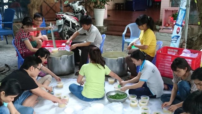 Các lập trình viên bên nồi cháo - Ảnh: T.ĐẠT