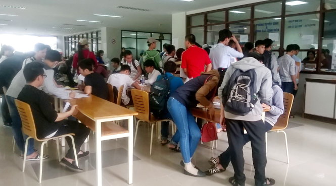 Ngừng đăng ký online vì sự cố kỹ thuật phòng máy, thí sinh, phụ huynh kéo hết lên lầu 1 Trường ĐH Sư phạm kỹ thuật TP.HCM đăng ký trực tiếp sáng 1-8 - Ảnh: ĐÀM NA