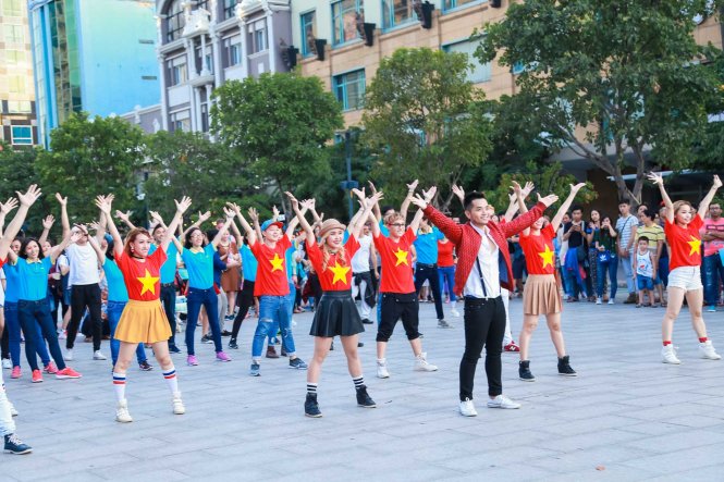 Phạm Hồng Phước ghi hình cho MV Việt Nam, đi, hôn và yêu chiều 31-7 trên phố đi bộ Nguyễn Huệ - Ảnh: GIA HUY